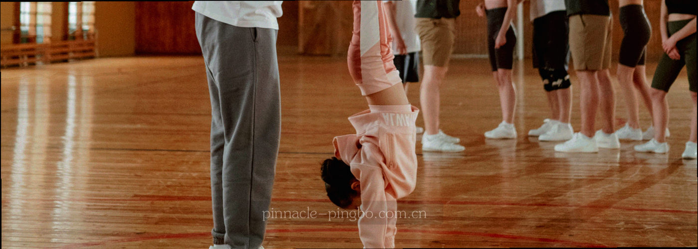 抽象线条与叠色块组成的秩序图形，象征信息边界与分栏布局